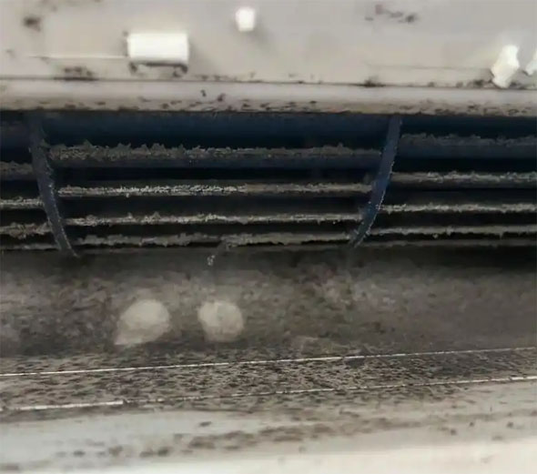 临河空调吹的风有股烧焦味是怎么回事